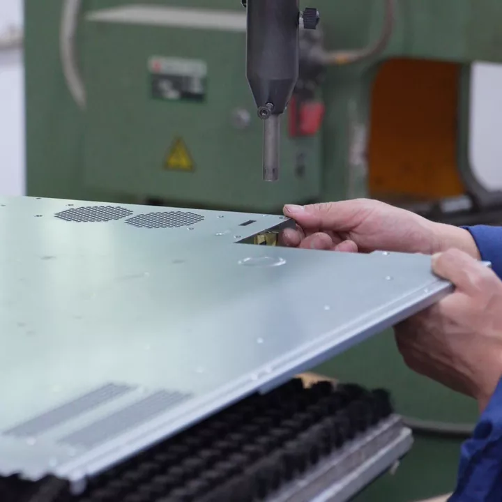 تصنيع الصفائح المعدنية لشاشات LCD